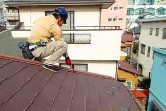 屋根の上など普段見ない・見えない部分もプロの目でチェック