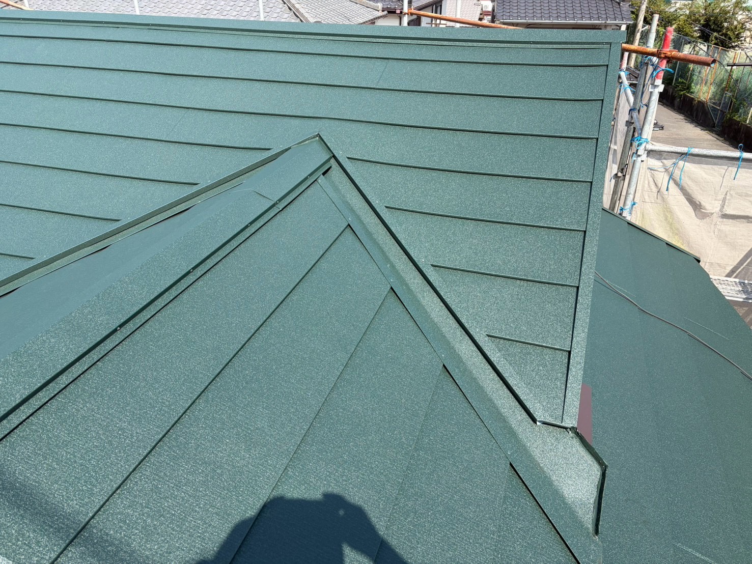 春日井市でスーパーガルテクトの屋根カバー工法を施工した屋根