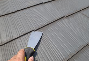 手作業によって塗膜を切っていきます