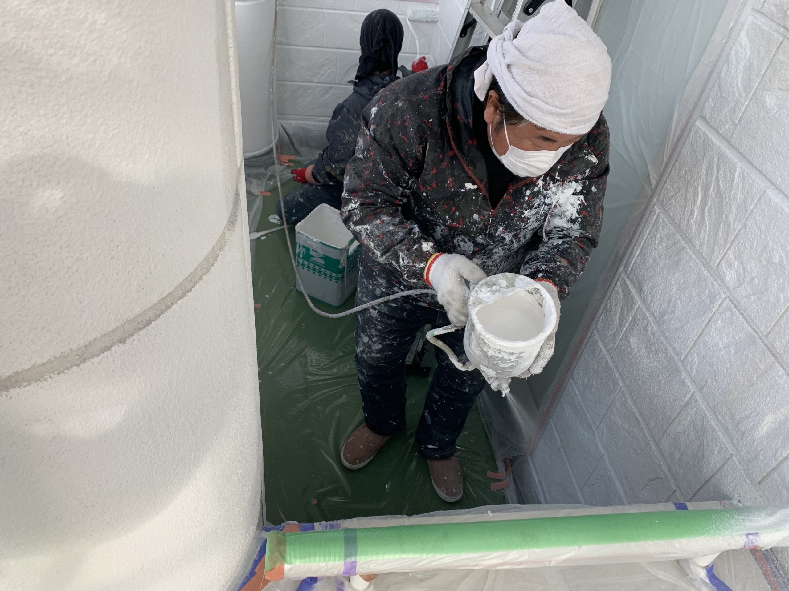 カップガンで目地へ下塗りを吹き込む写真