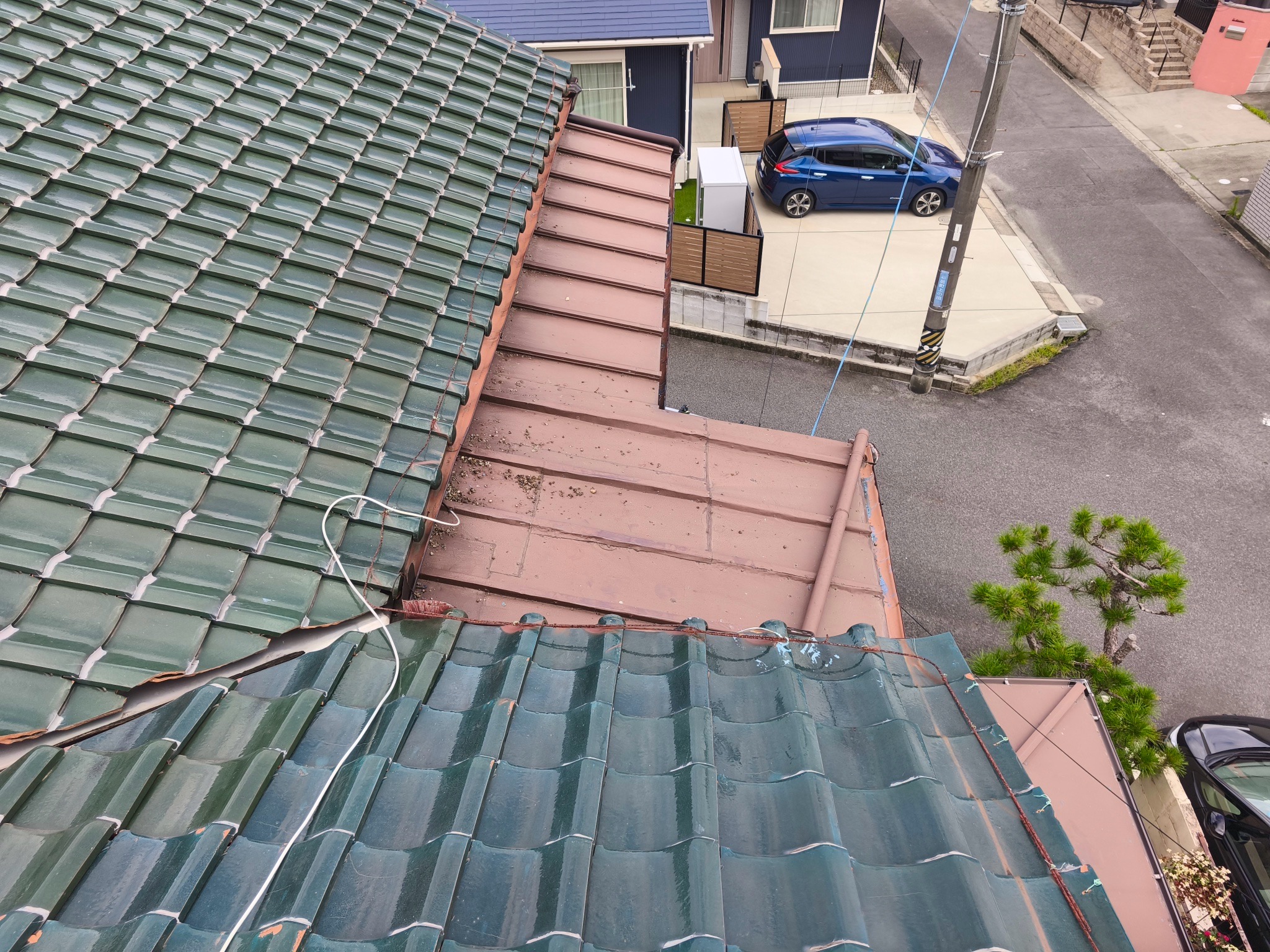 尾張旭市でハトの鳥害対策として鼻隠しと破風板に板金を施工し侵入防止を行った屋根工事