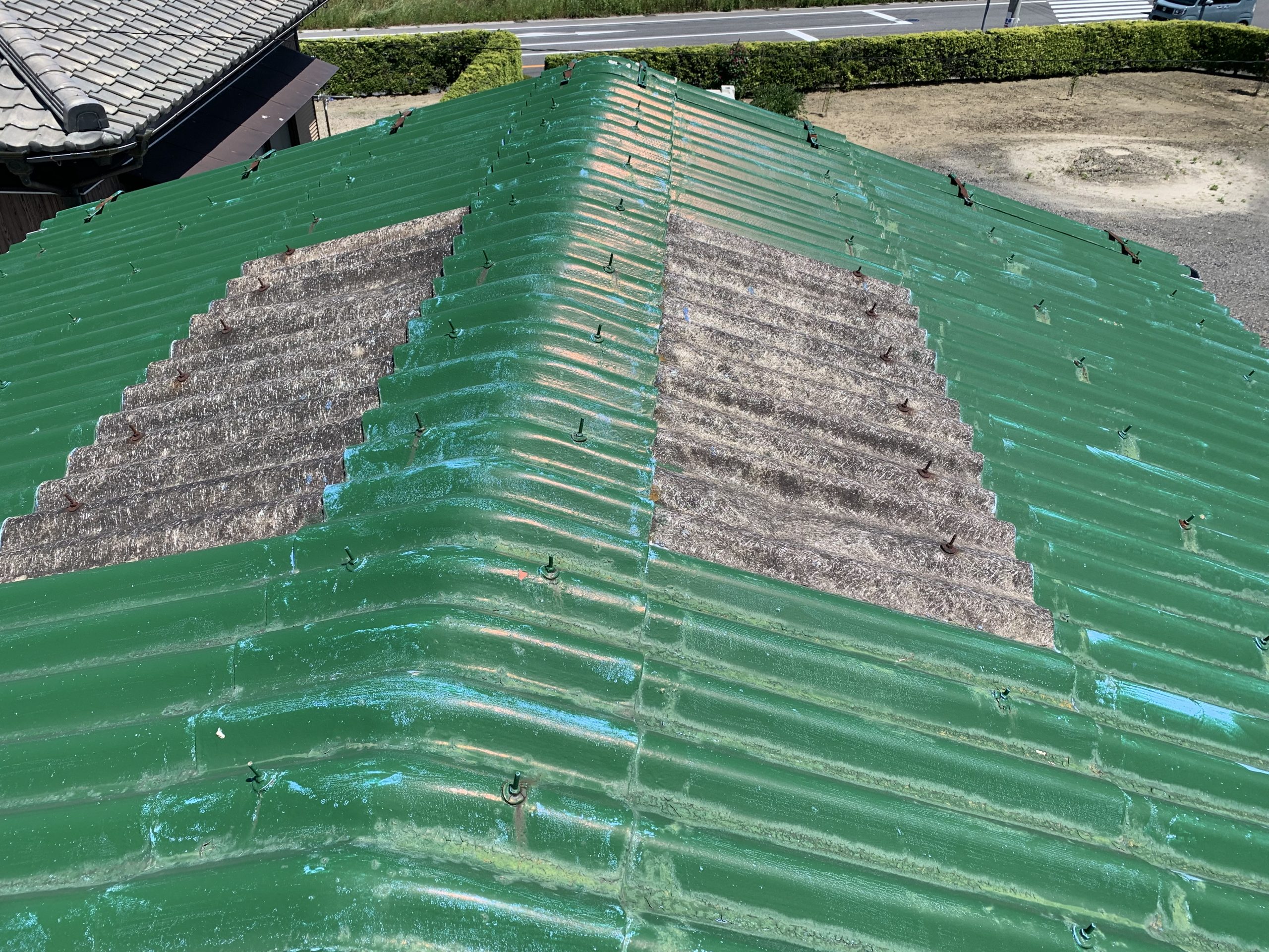 倉庫屋根の明り取り部分