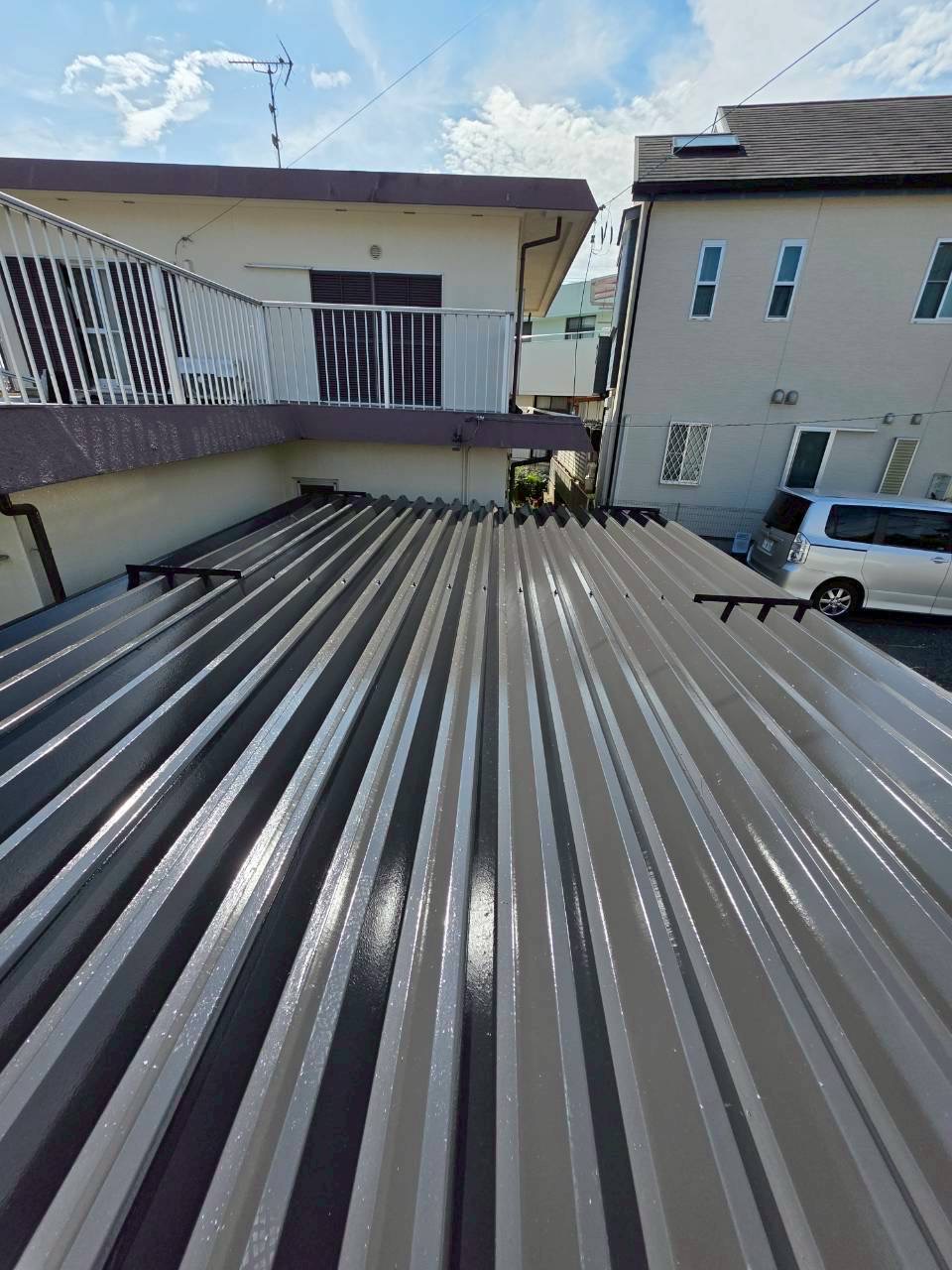 塗装完了後に艶が蘇った折板屋根の車庫