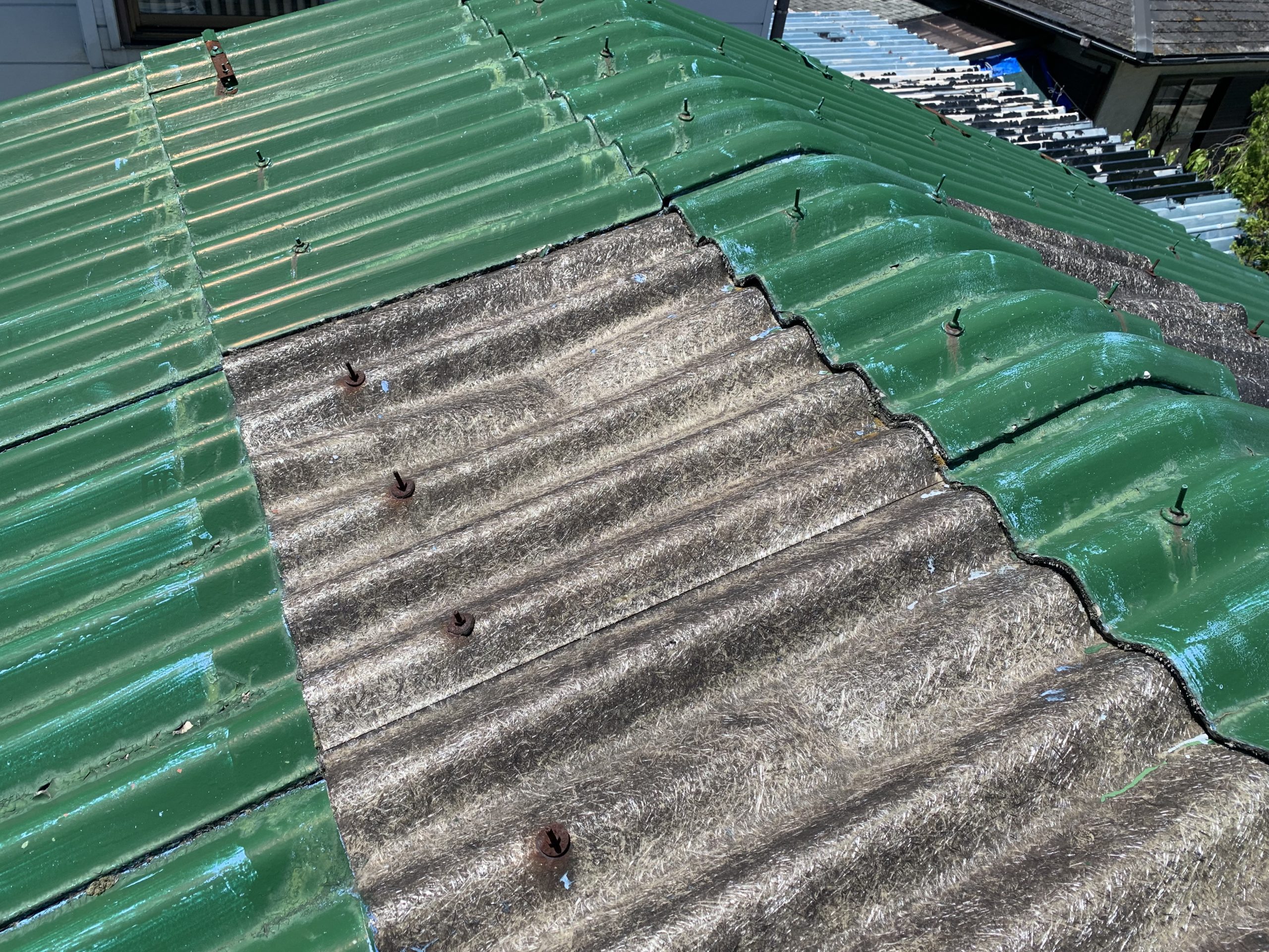 倉庫屋根の明り取り部分