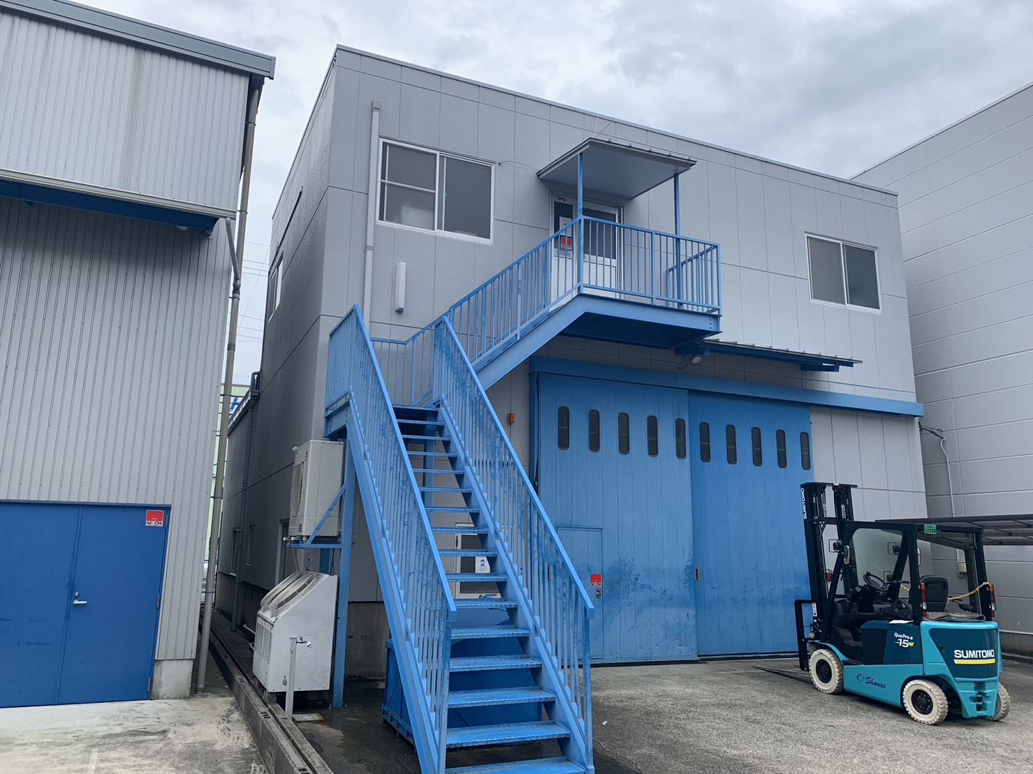 工場の割れたスレート屋根から雨漏り！カバー工法をご提案｜春日井市