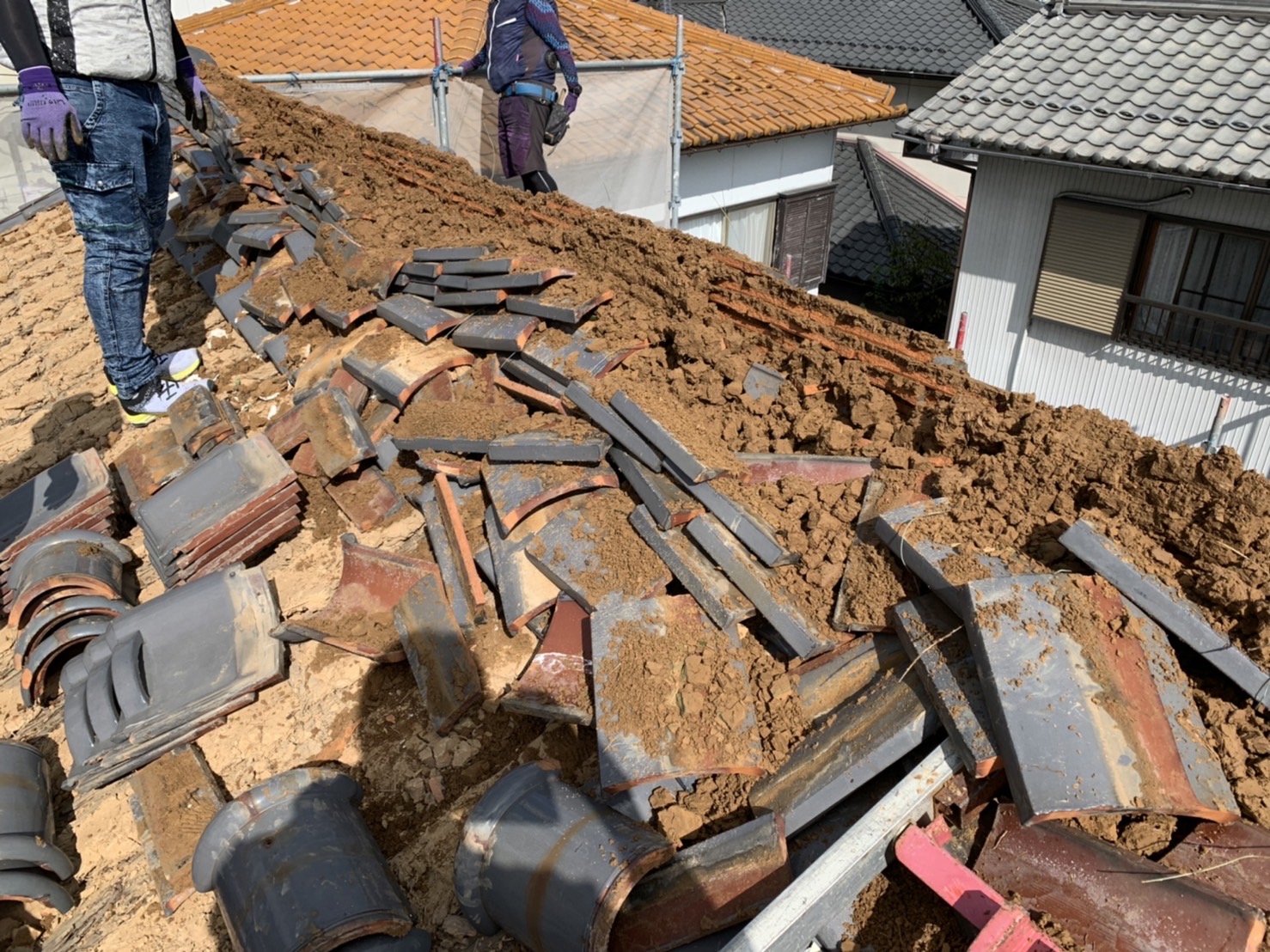 既存瓦撤去の作業写真