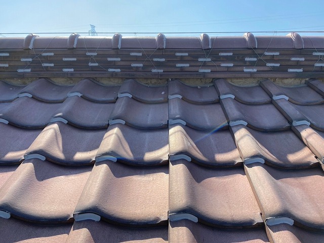 葺き土の状態を確認している写真