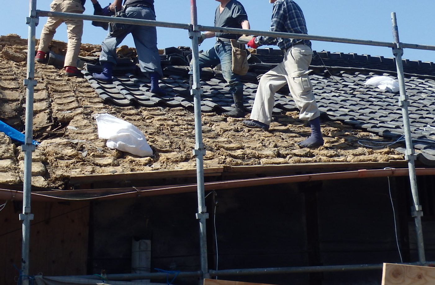 瓦を人力で剥がしている様子