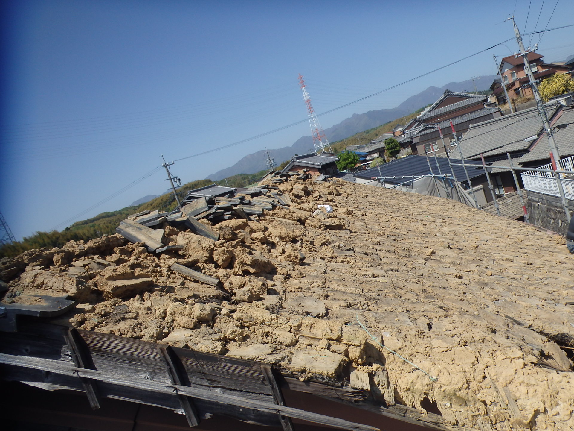 屋根土を撤去している様子