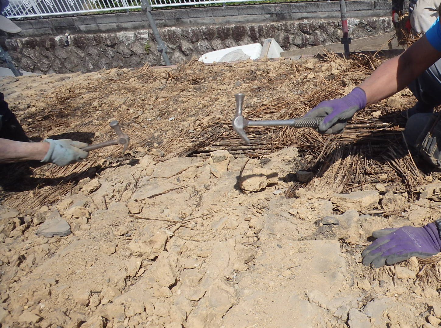 屋根土を撤去している様子