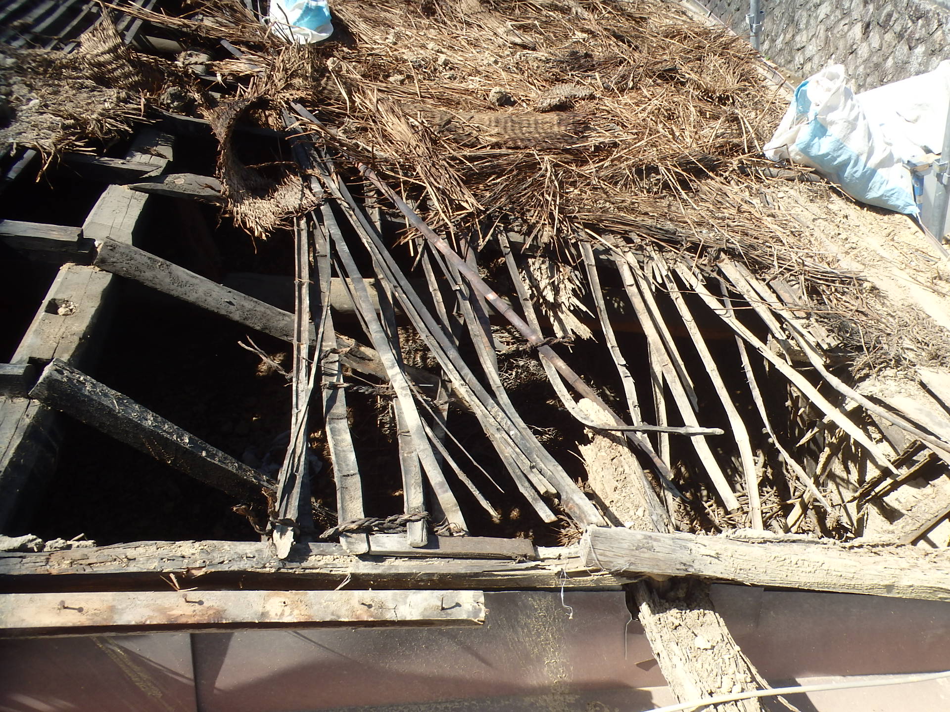 垂木が折れている箇所