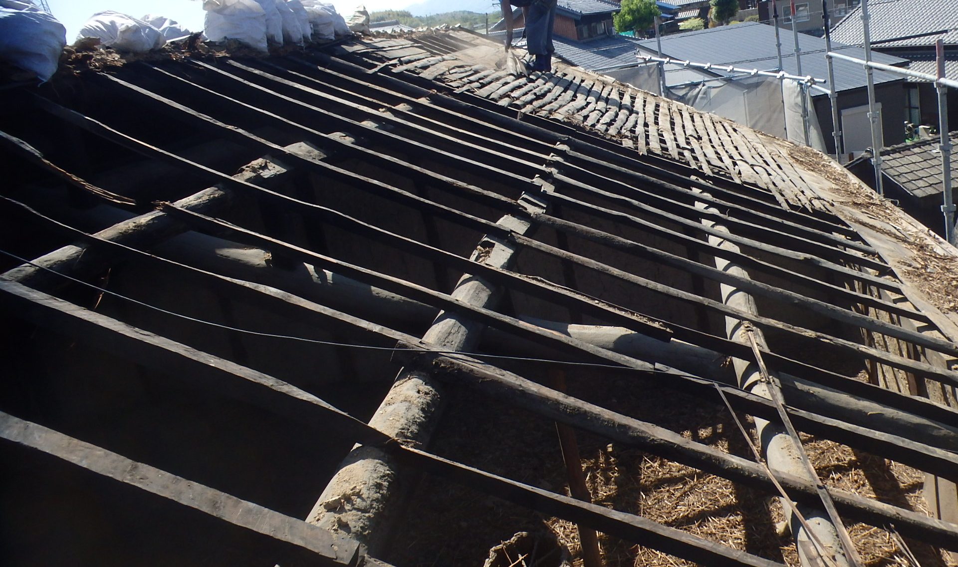 垂木だけが残った屋根