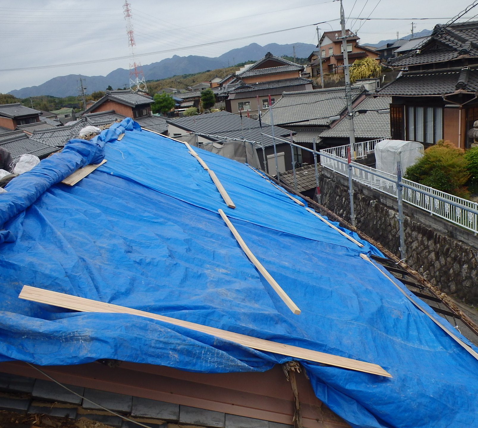 雨よけのブルーシートを張って一日の作業終了