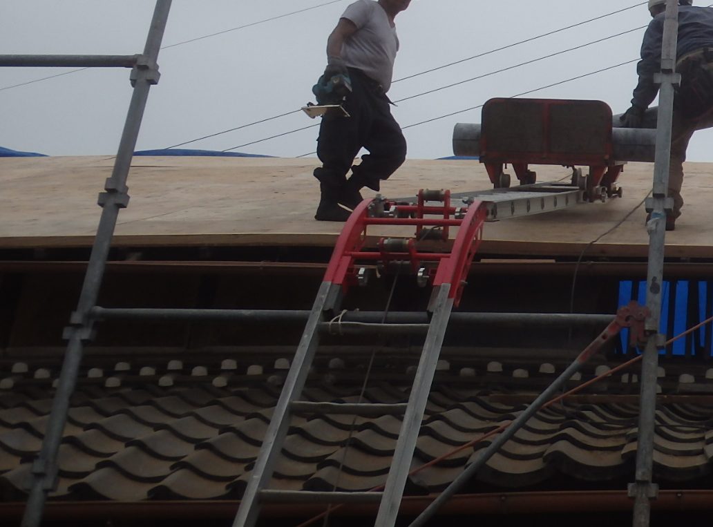 瓦揚げ機のハシゴ