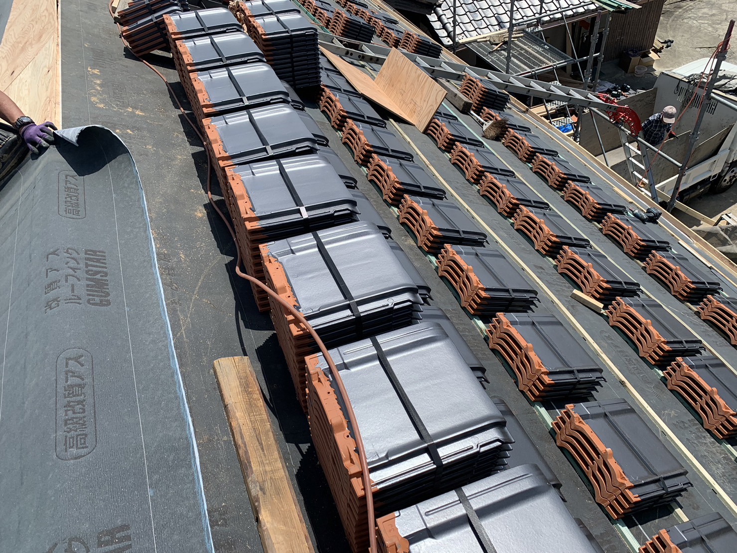 瓦屋根の瓦積み込み作業