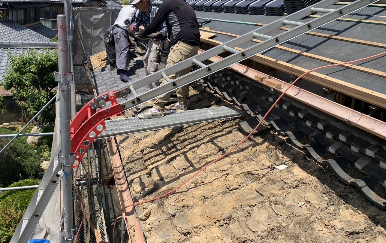 玄関上の下屋瓦撤去