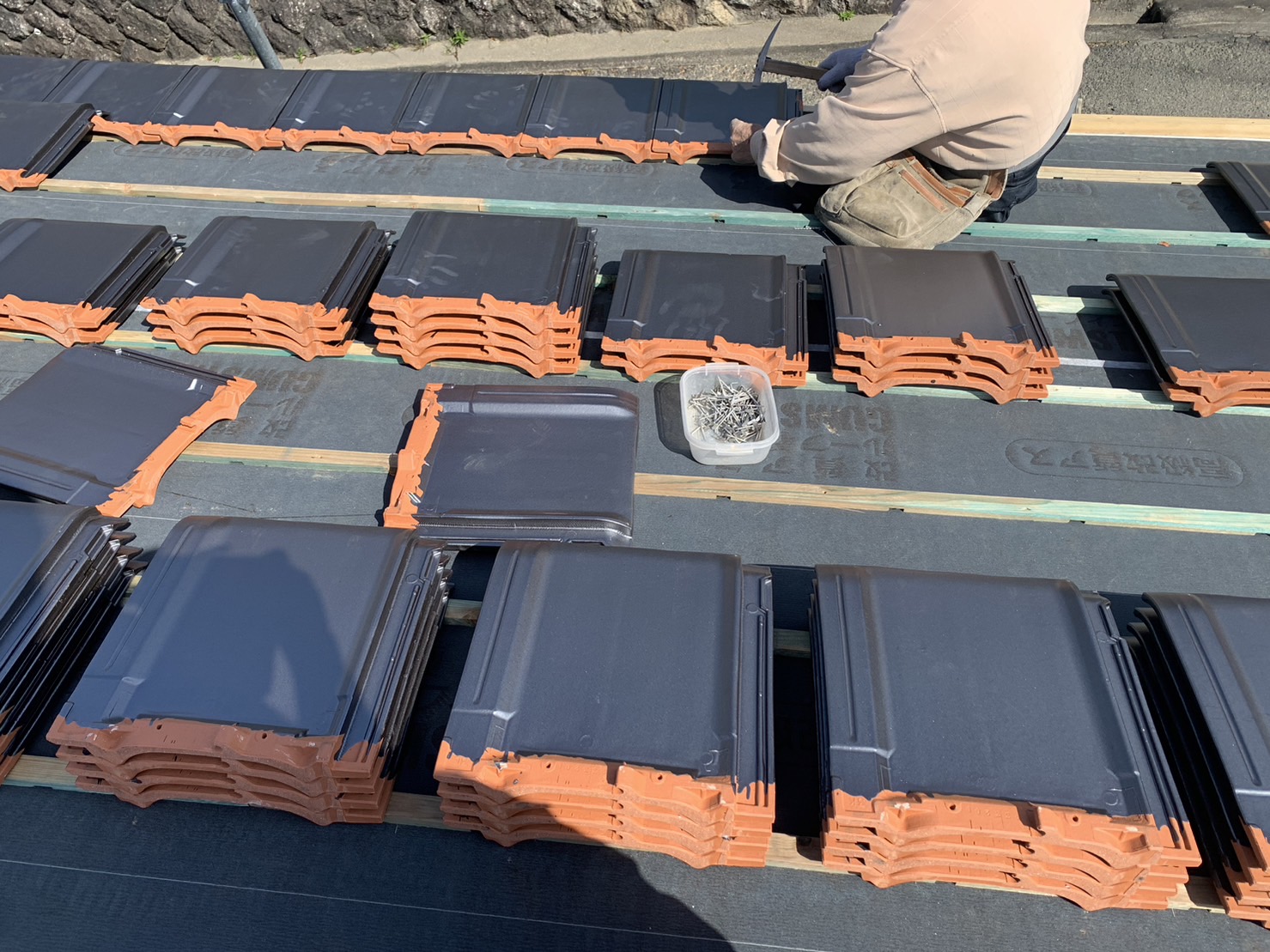 瓦の釘打ち作業