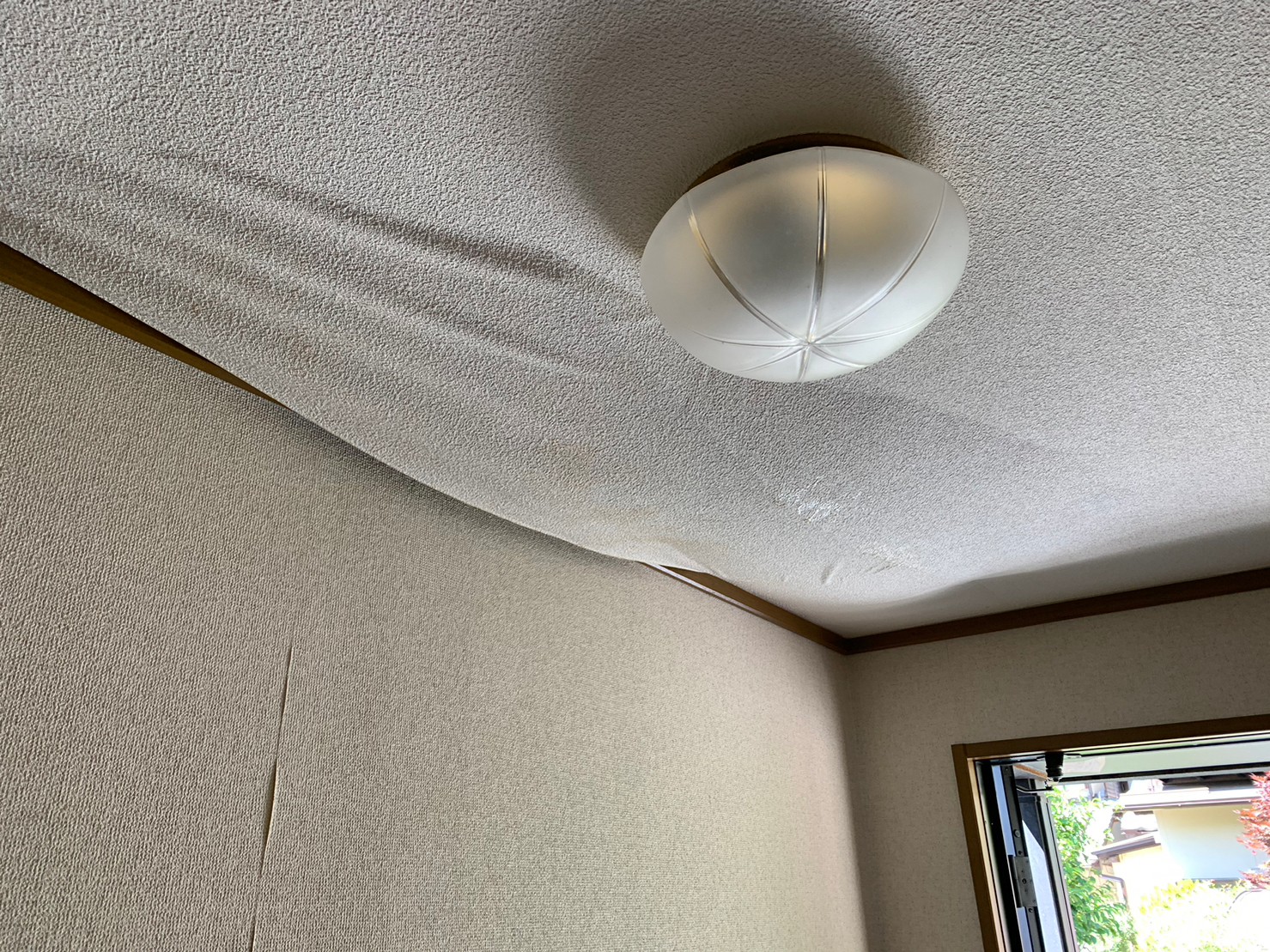 室内天井からの雨漏り状況