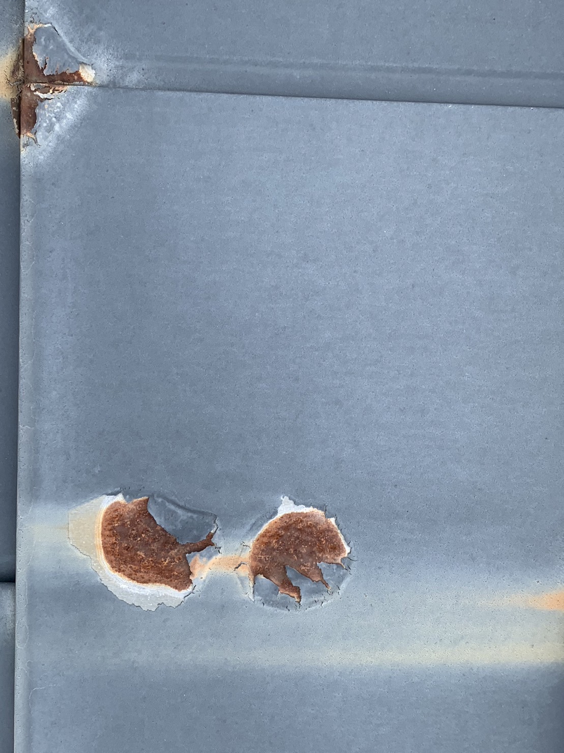 傷んだ艶美工は屋根