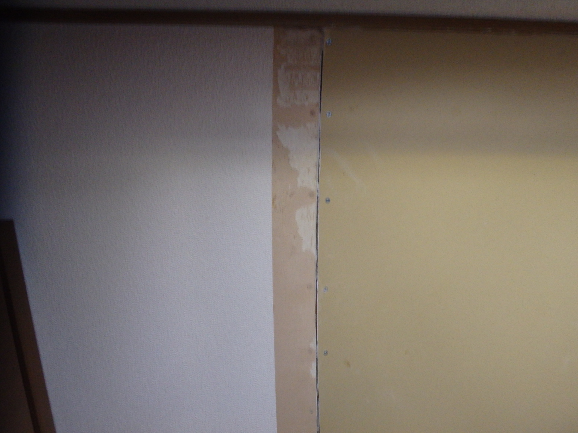 板の隙間はパテ埋め