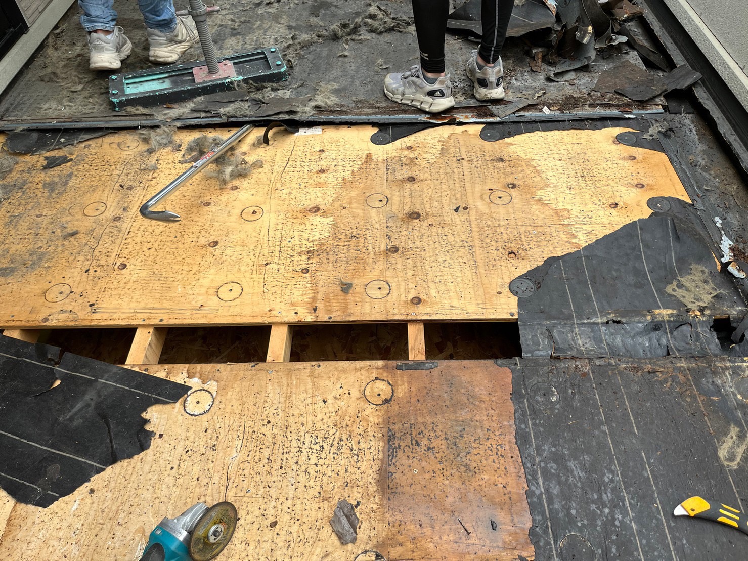 既存ベランダ床の撤去