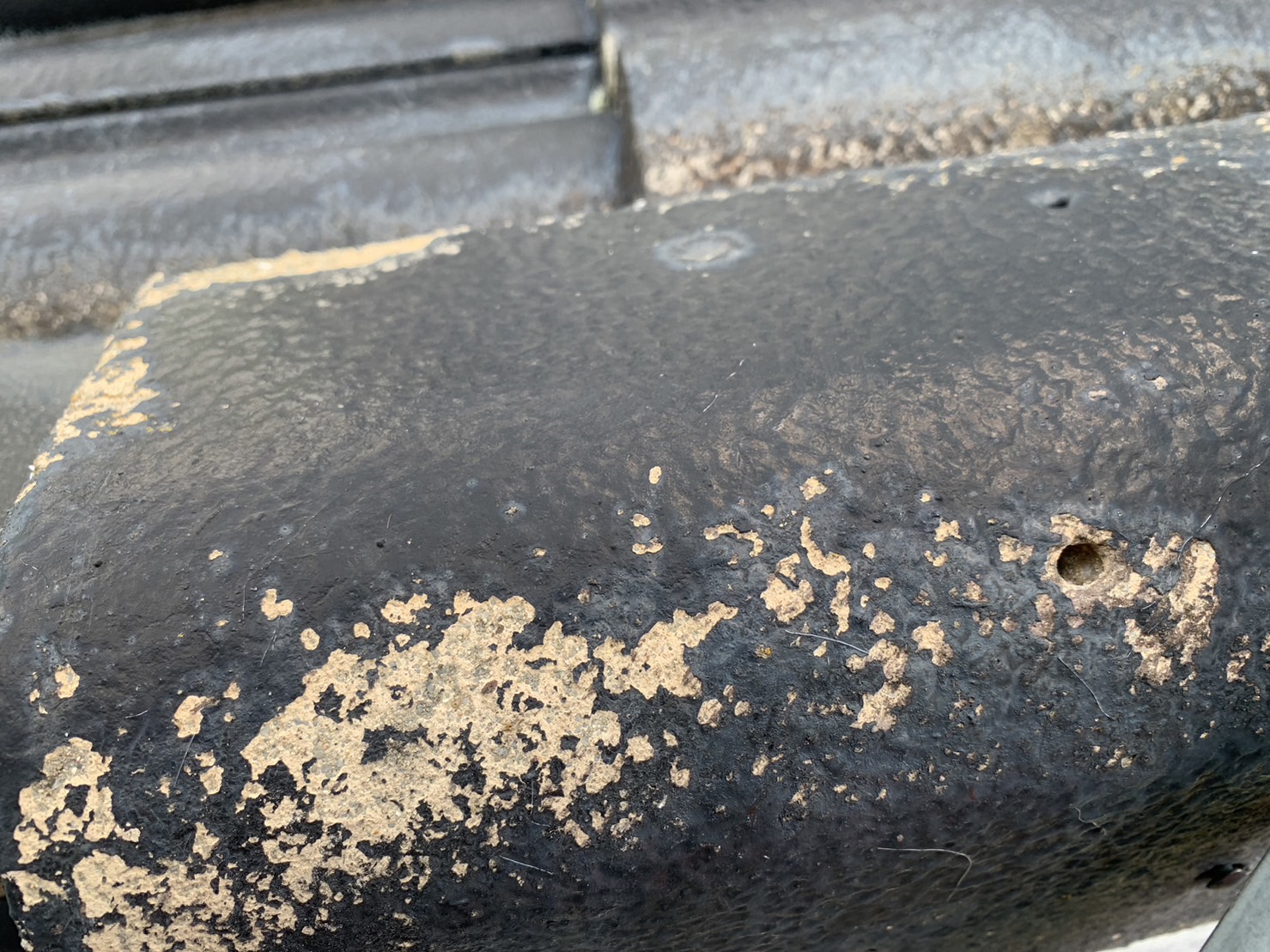 表面が荒れてきたモニエル瓦