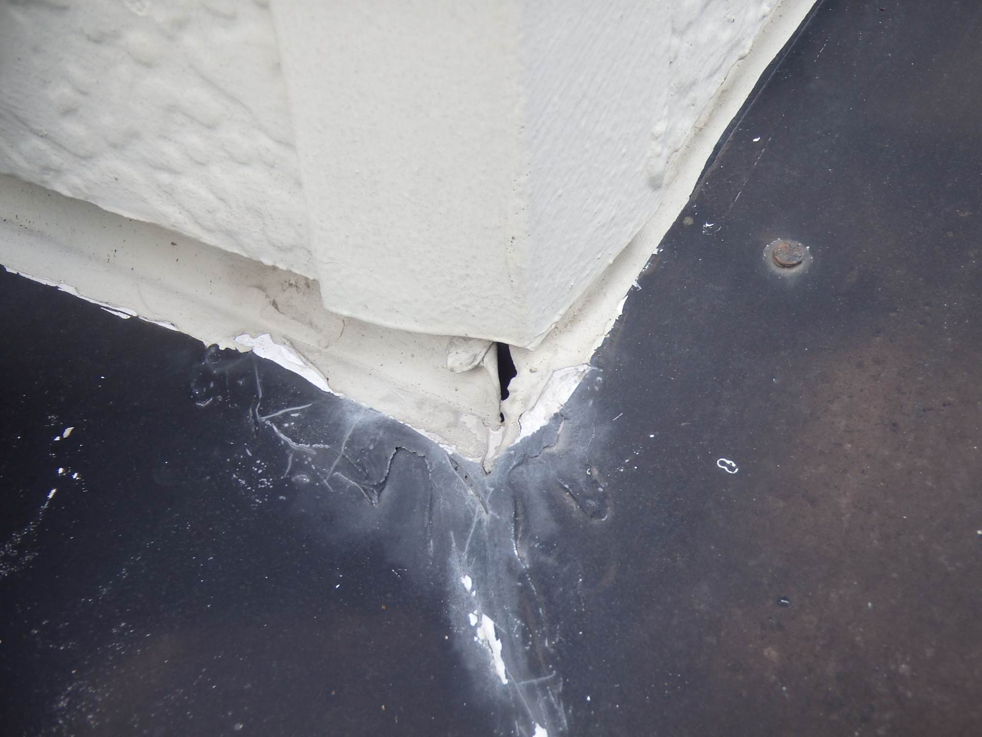 水切り部（コーキングの隙間）