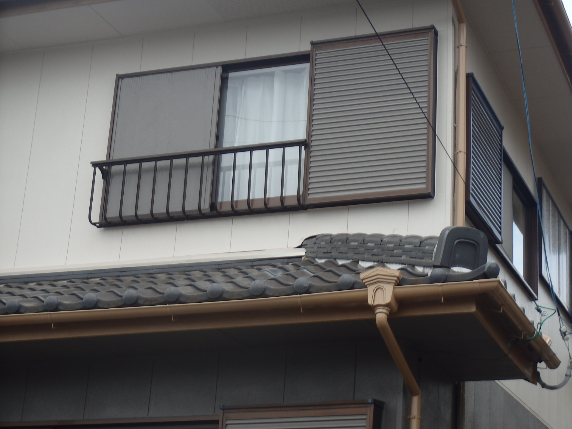 雨水が雨樋から滴る原因