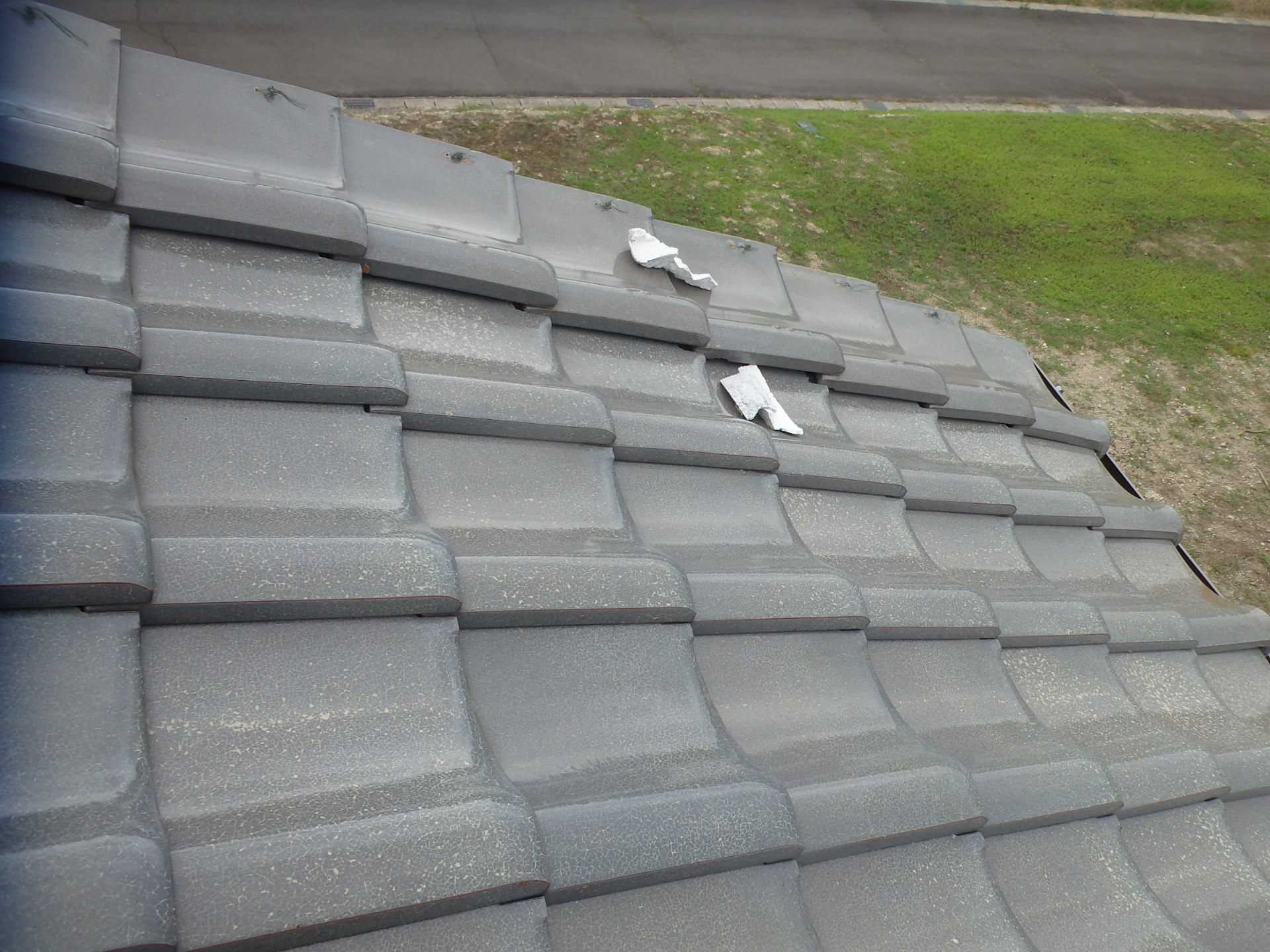 漆喰の破片が瓦の上に落ちていました