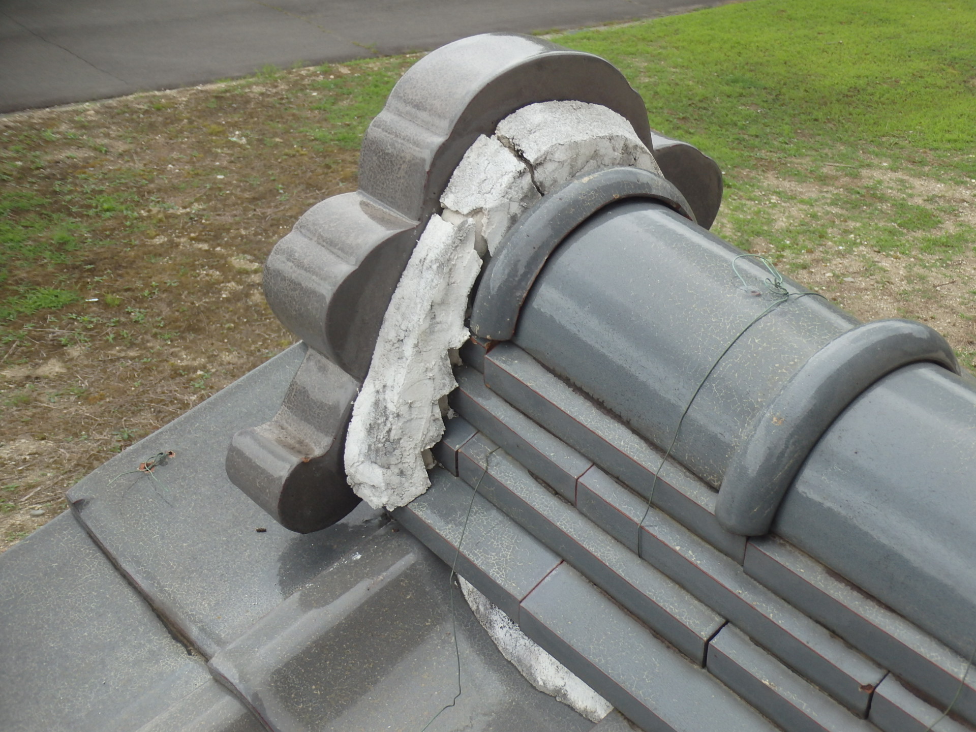 鬼瓦の漆喰が割れ