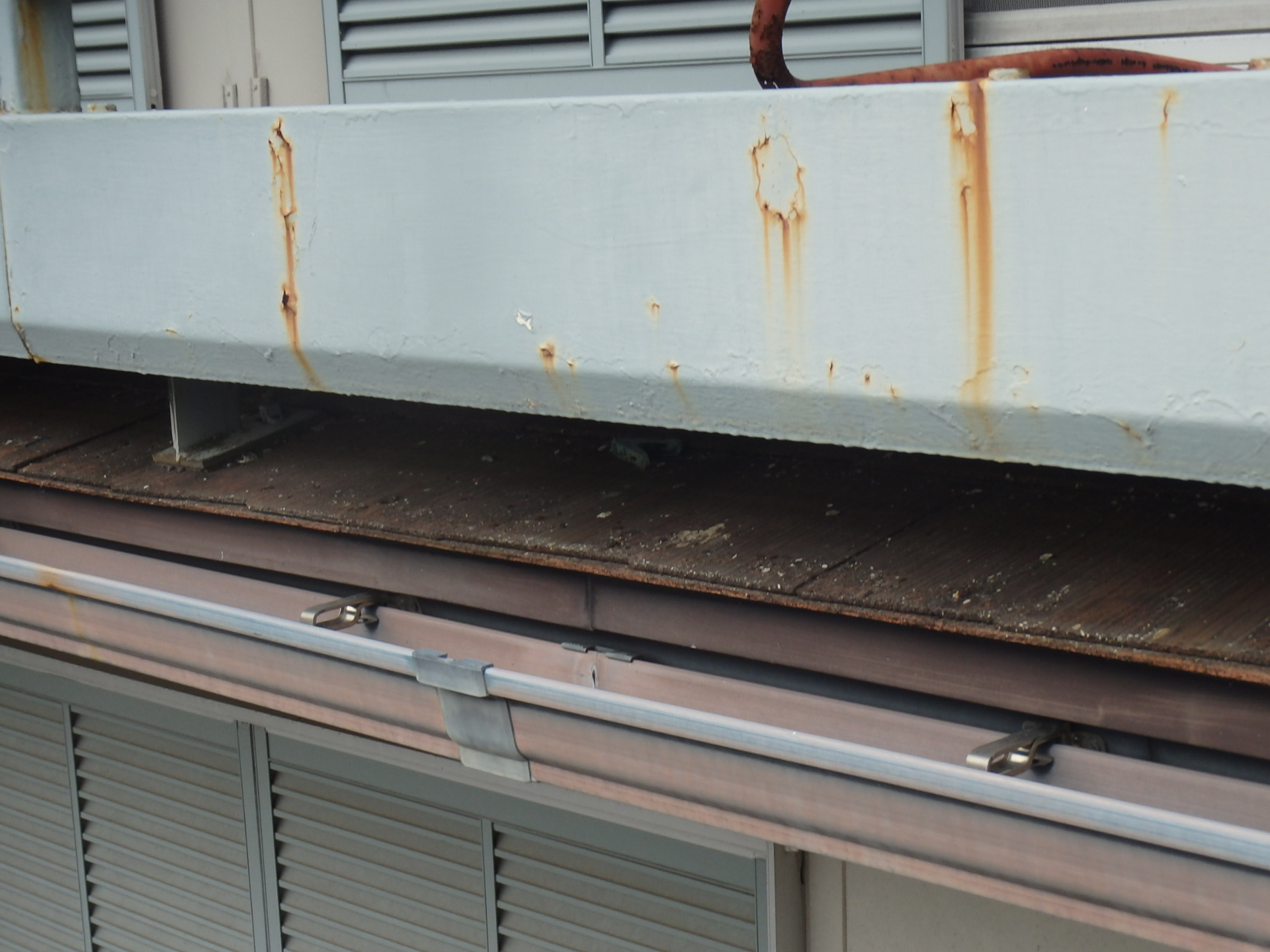 ベランダ下の屋根がスレート屋根材