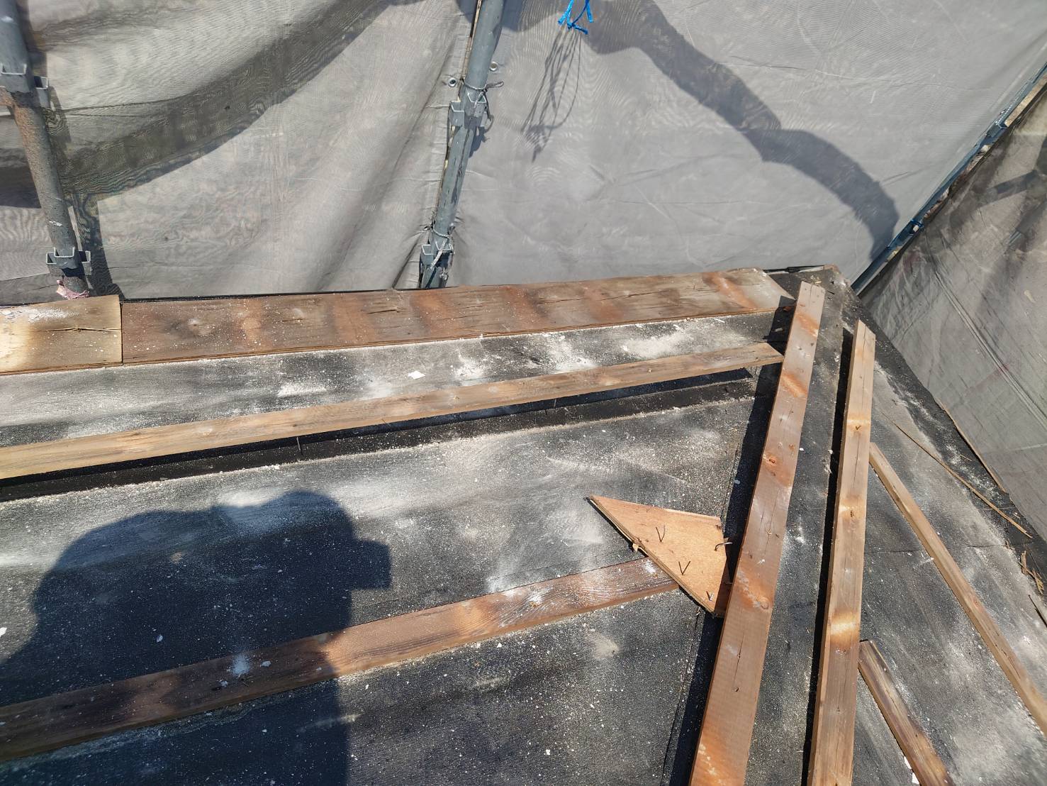 撤去後の屋根面と瓦桟木