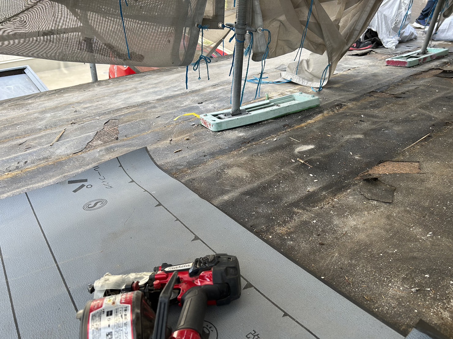 改質アスファルトルーフィング敷設中（釘打ち）