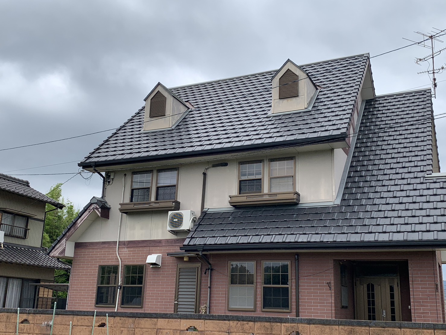 天窓（トップライト）からの雨漏りで軒天が剥がれたお宅｜春日井市