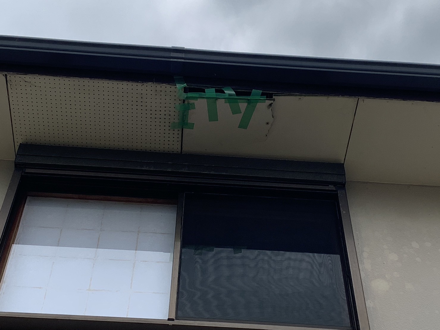 剥がれた軒天の状態