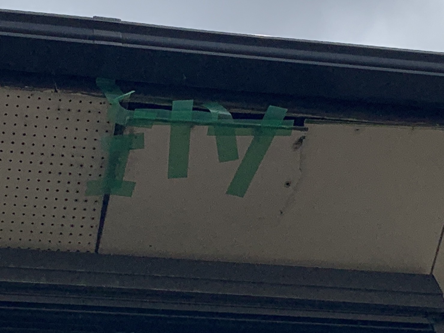 剥がれた軒天の状態