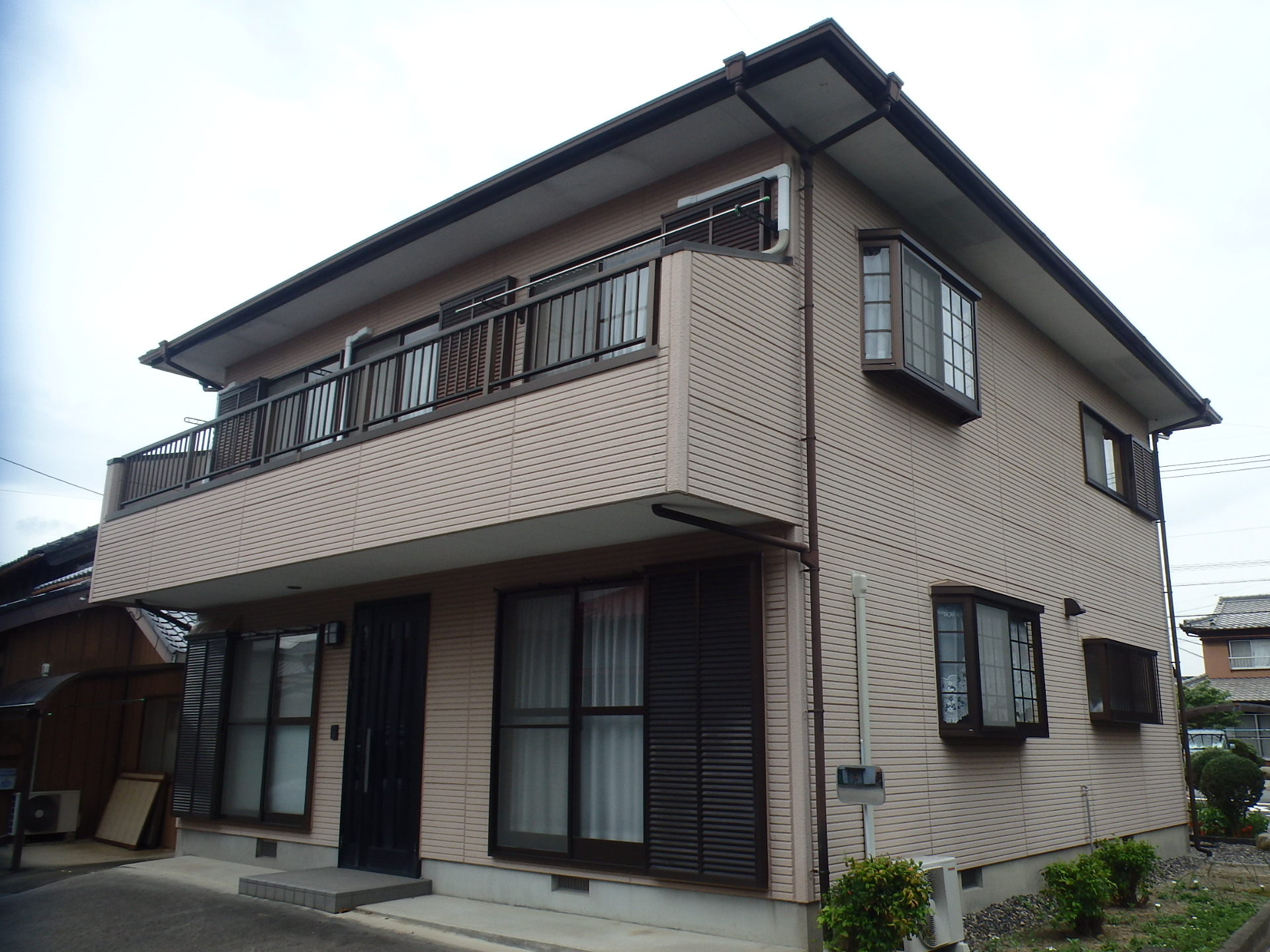 屋根葺き替えと外壁塗装をご検討の住宅全景
