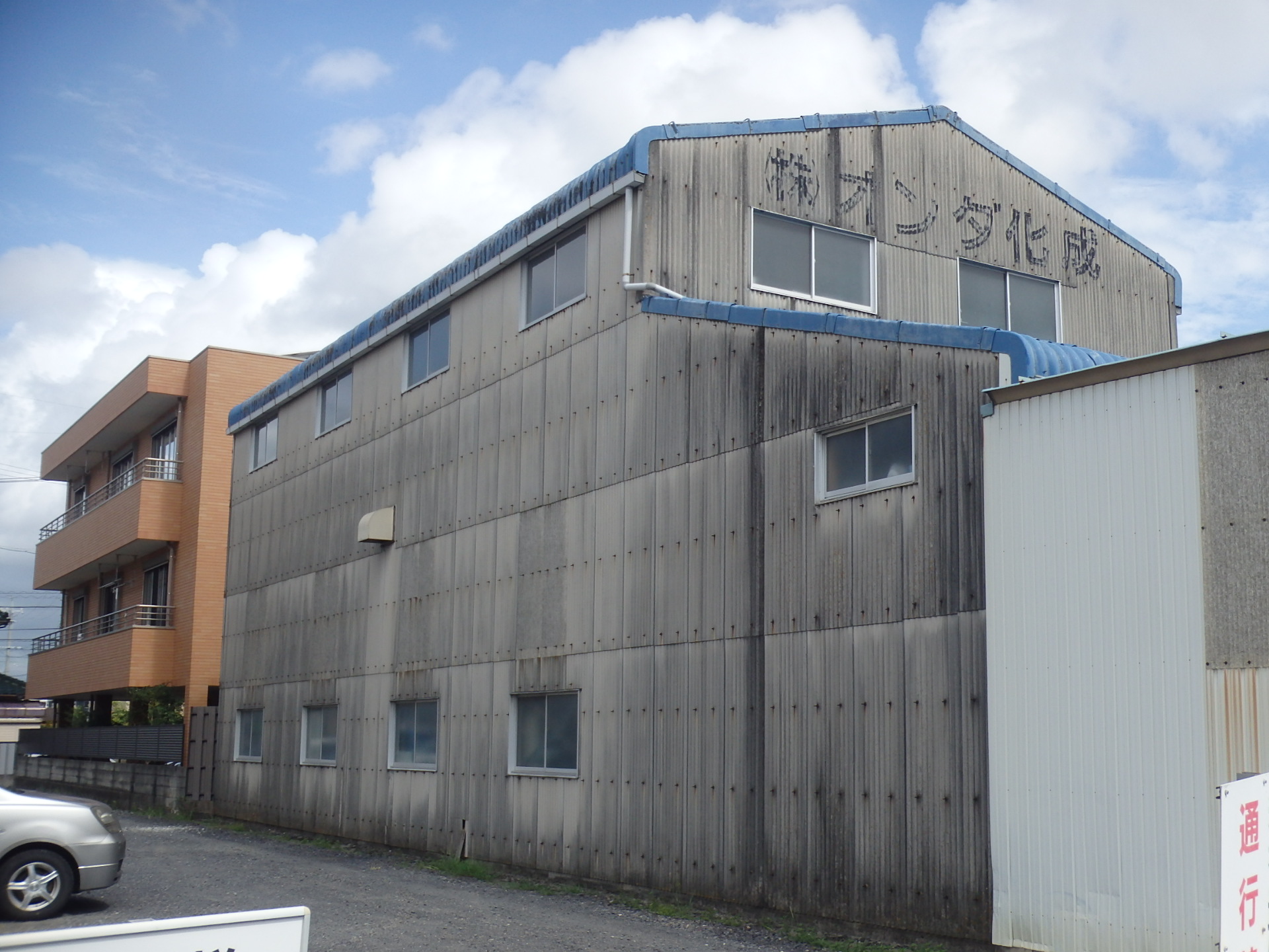 小牧市にて倉庫のスレート屋根と外壁をカバー工法で検討中｜見積り依頼事例