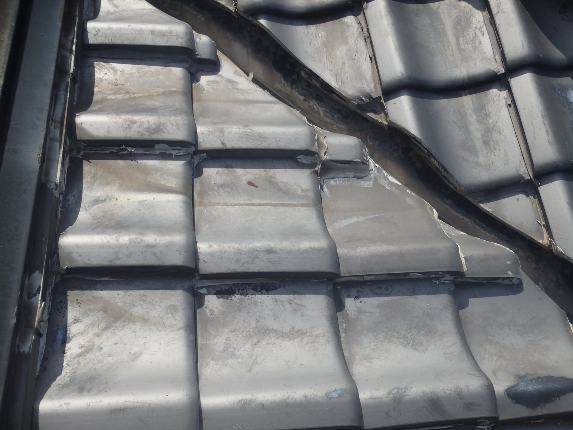 一部の瓦屋根にコーキング