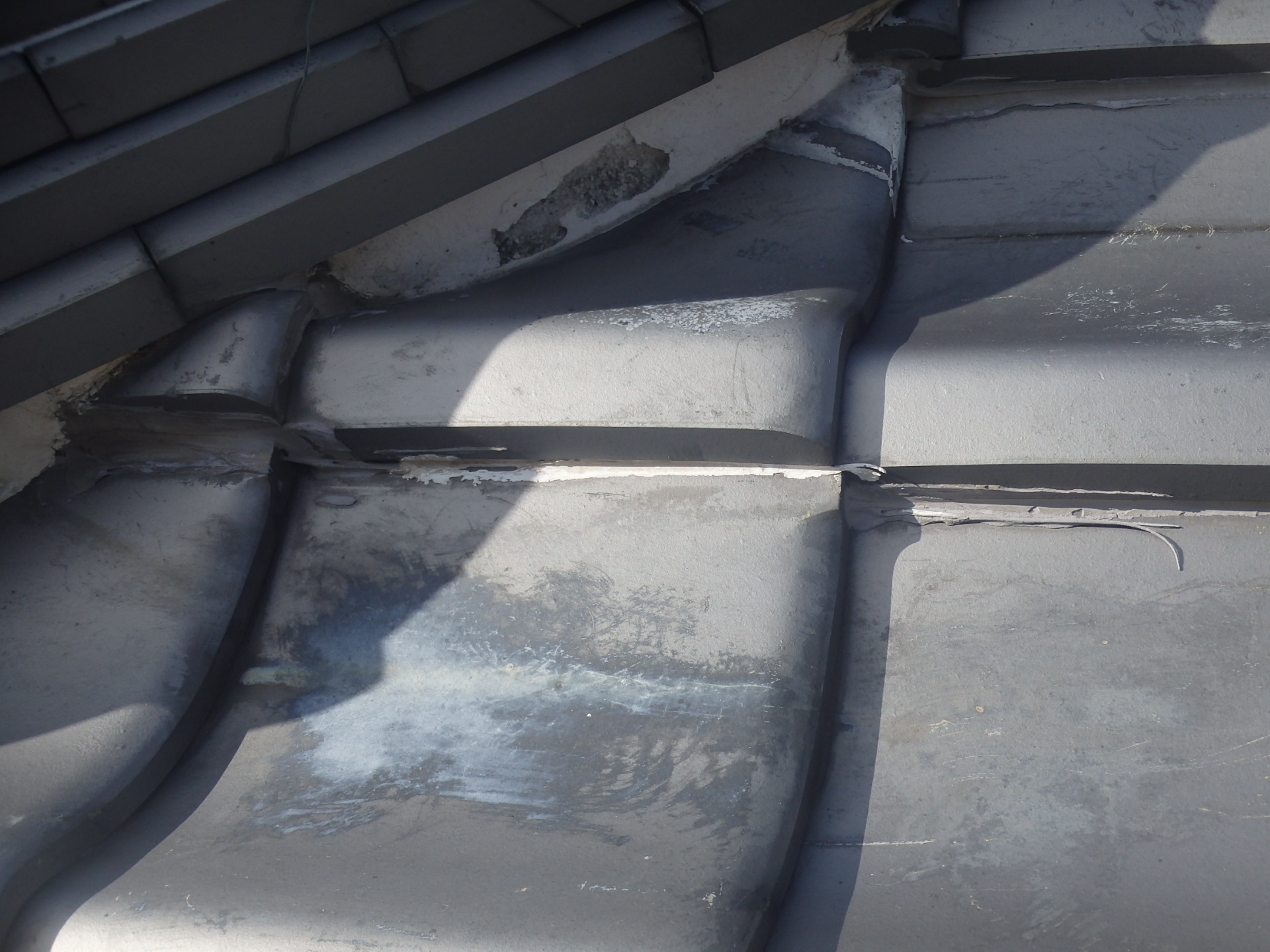 一部の瓦屋根にコーキング