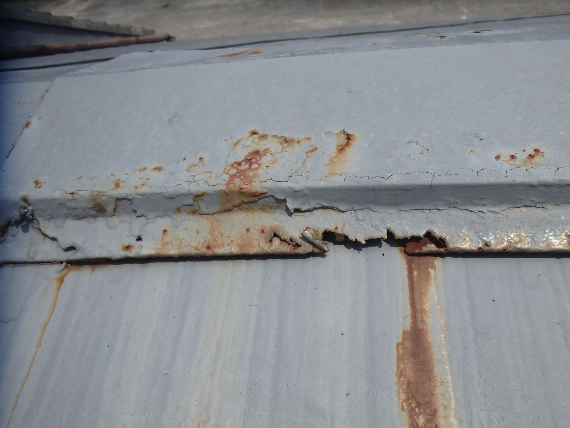 増築屋根の棟板金と水切り板金の劣化