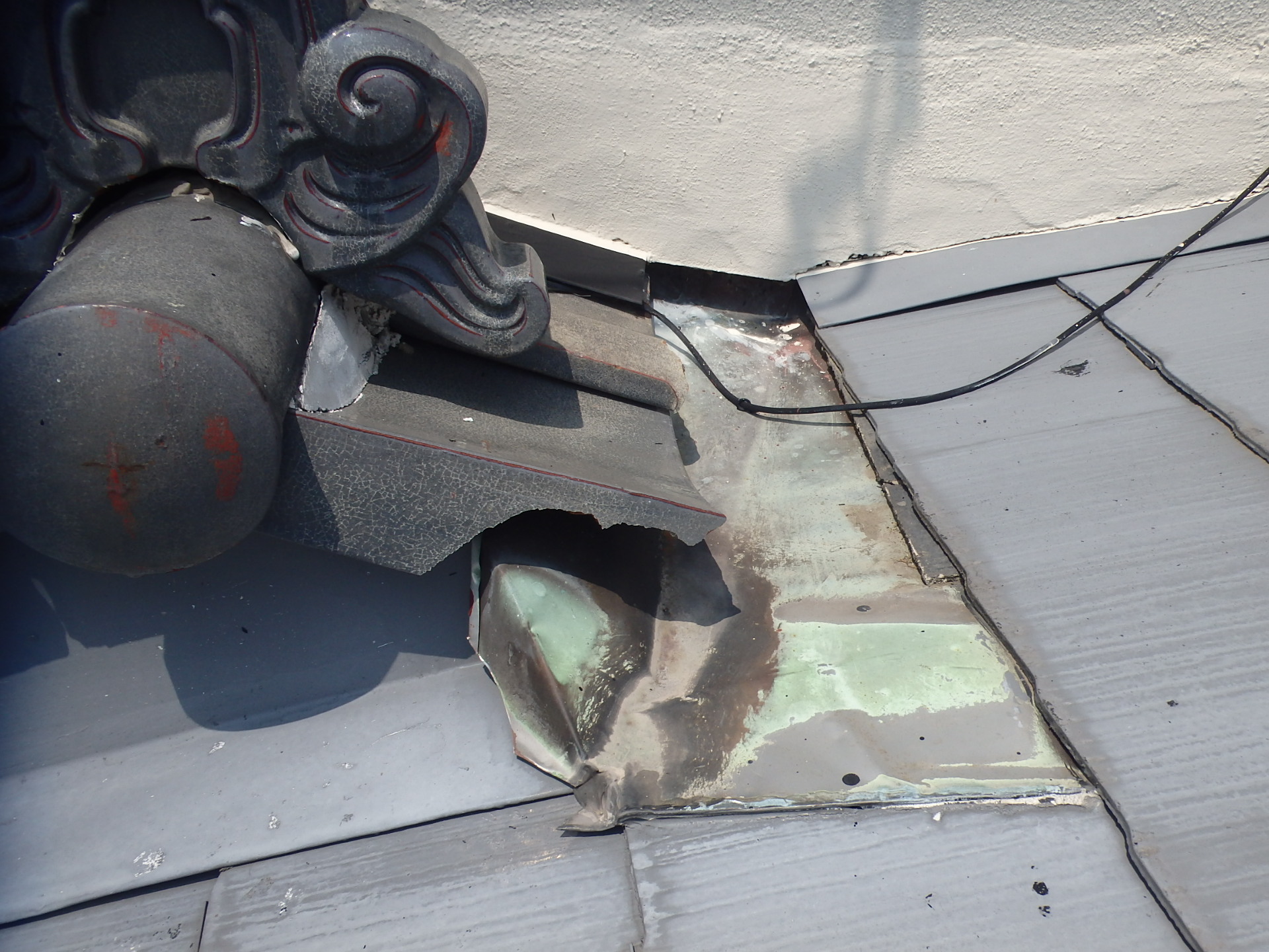 増築屋根の棟板金と水切り板金の劣化