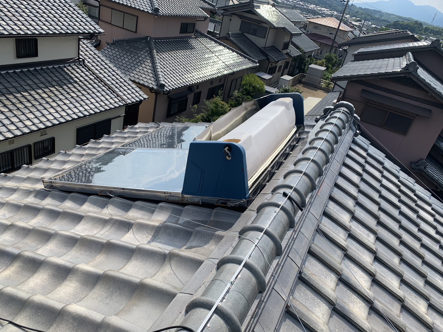 屋根に太陽熱温水器