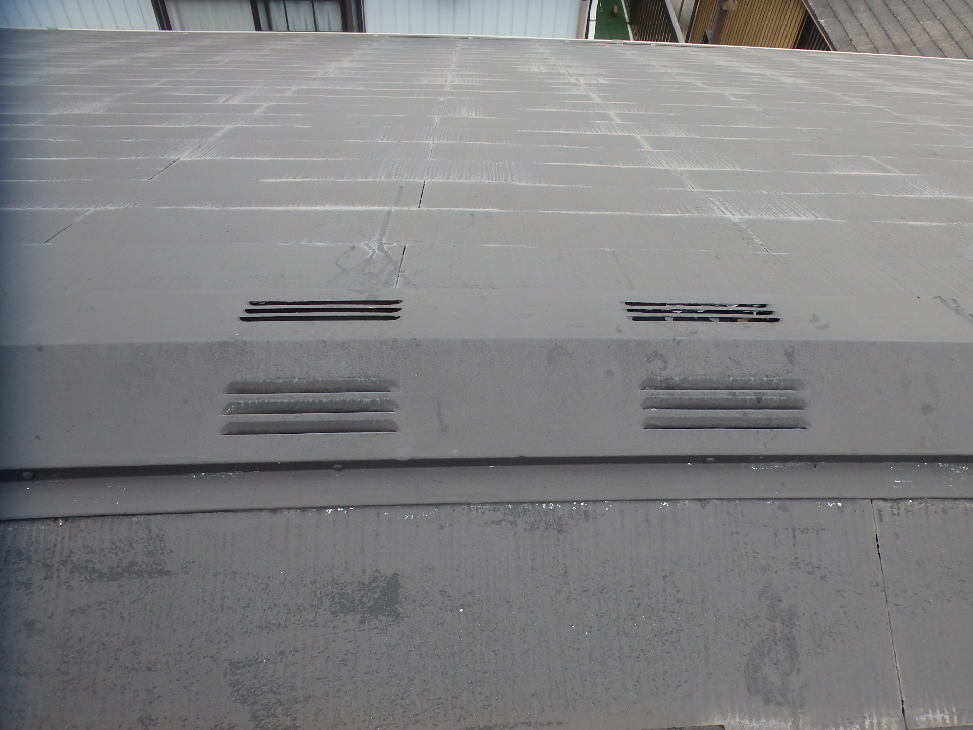 棟板金には換気棟が設置