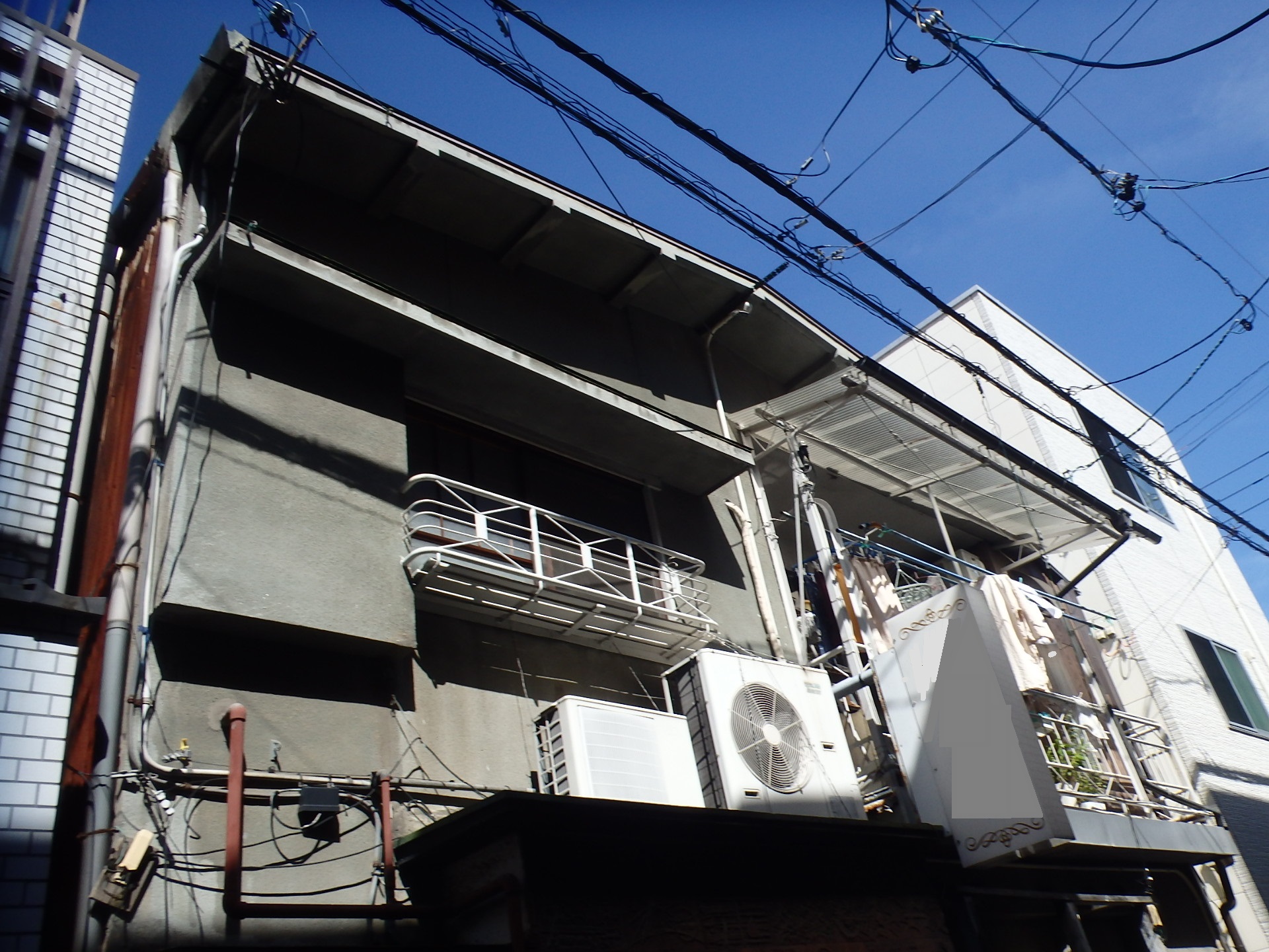 瀬戸市｜繁華街の狭小地でも対応！瓦棒葺きトタン屋根塗装の現地調査