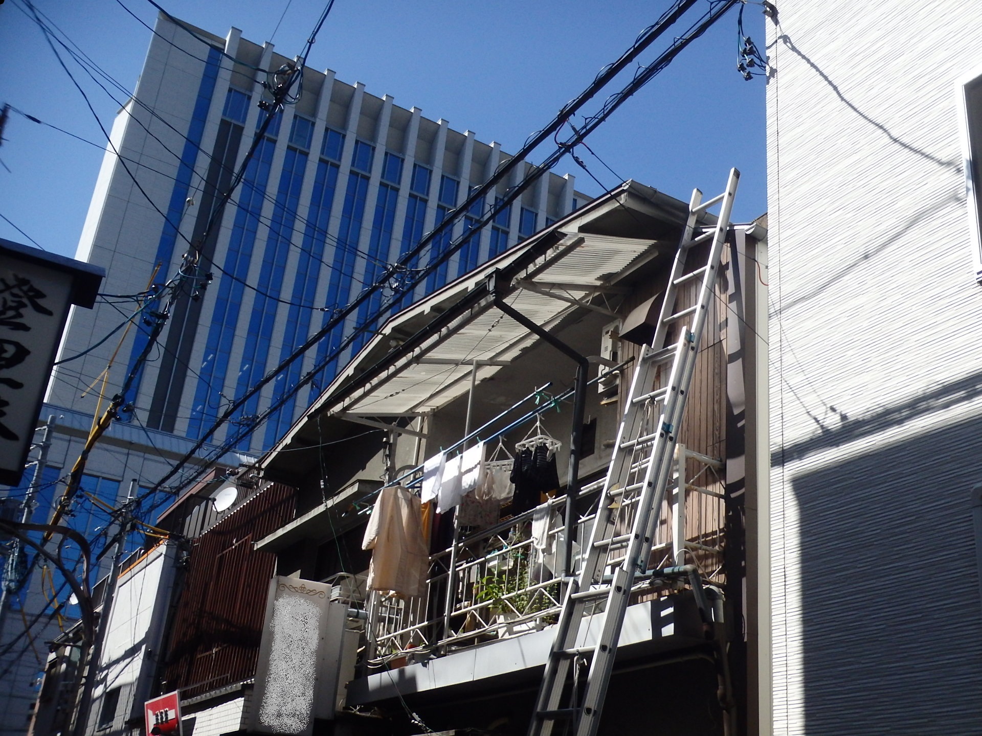 隣の建物との間が狭い