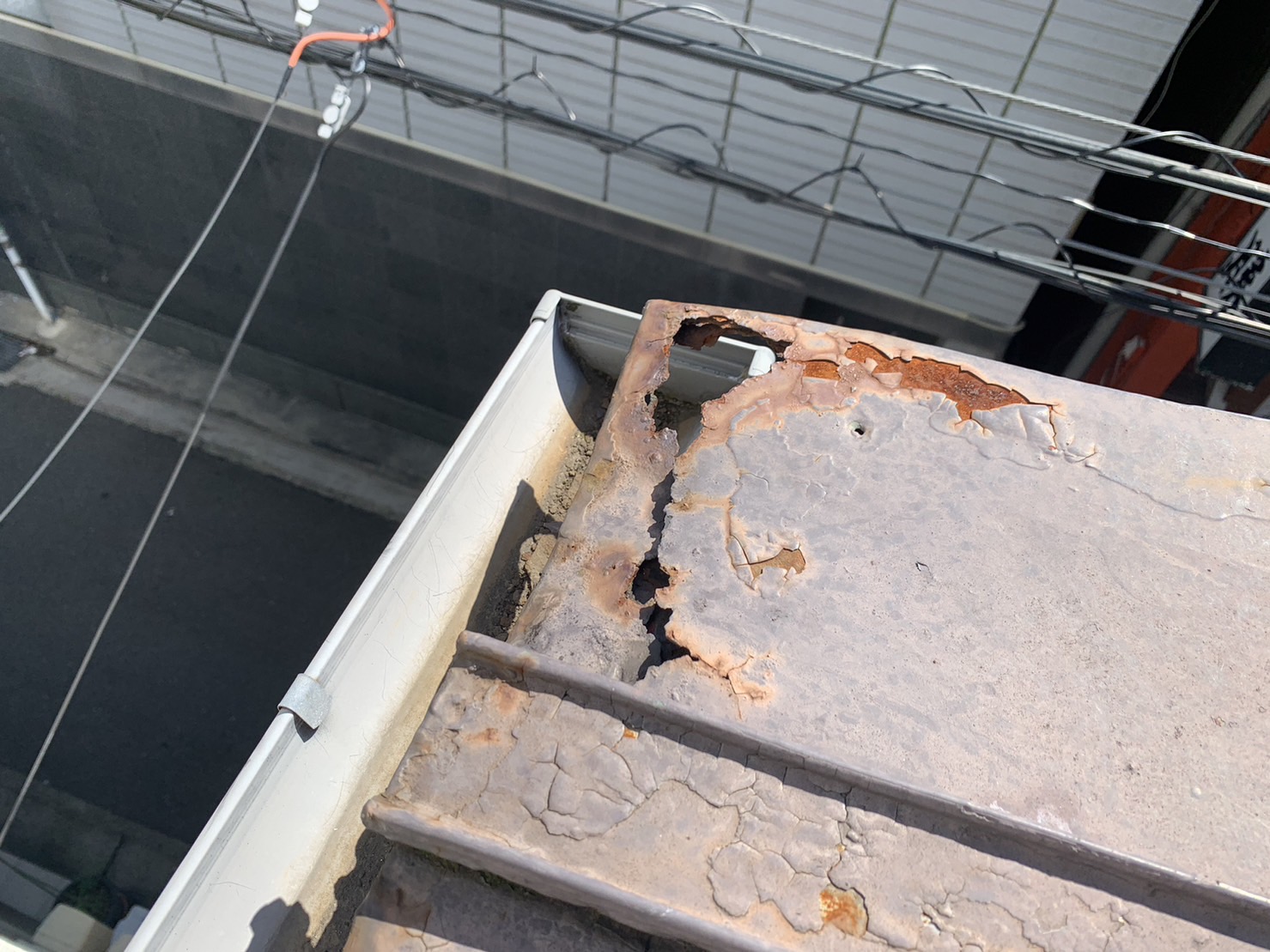 瓦棒葺きトタン屋根の一部に穴