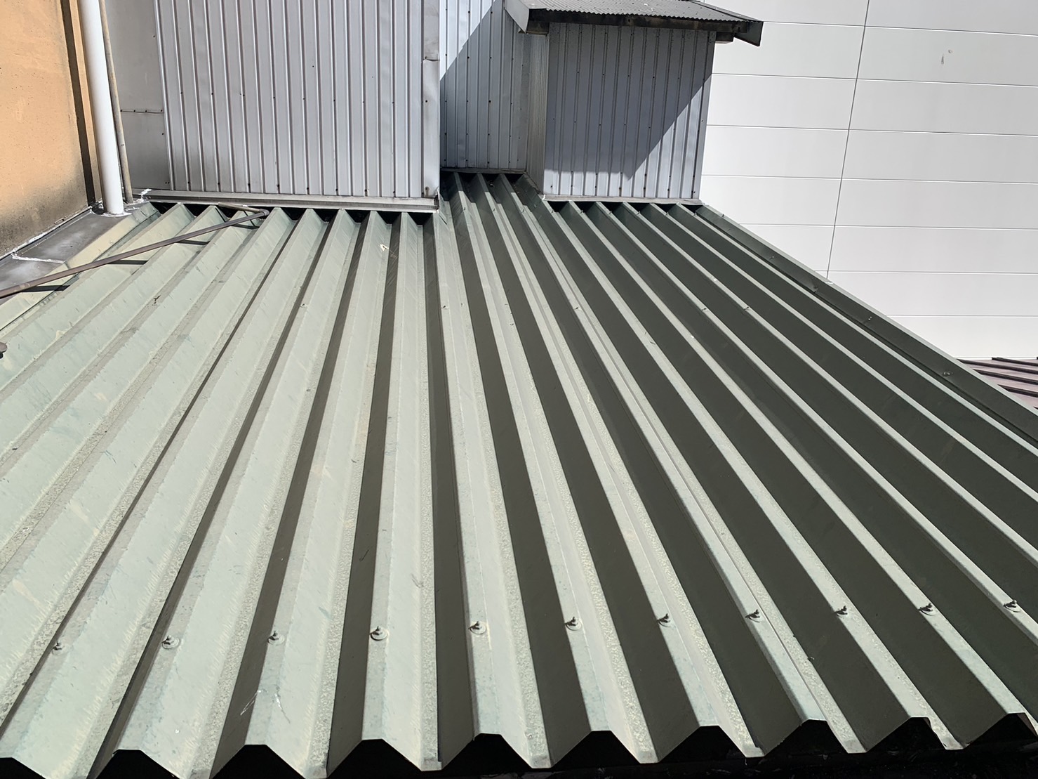 近接する繋がった建物の折板屋根