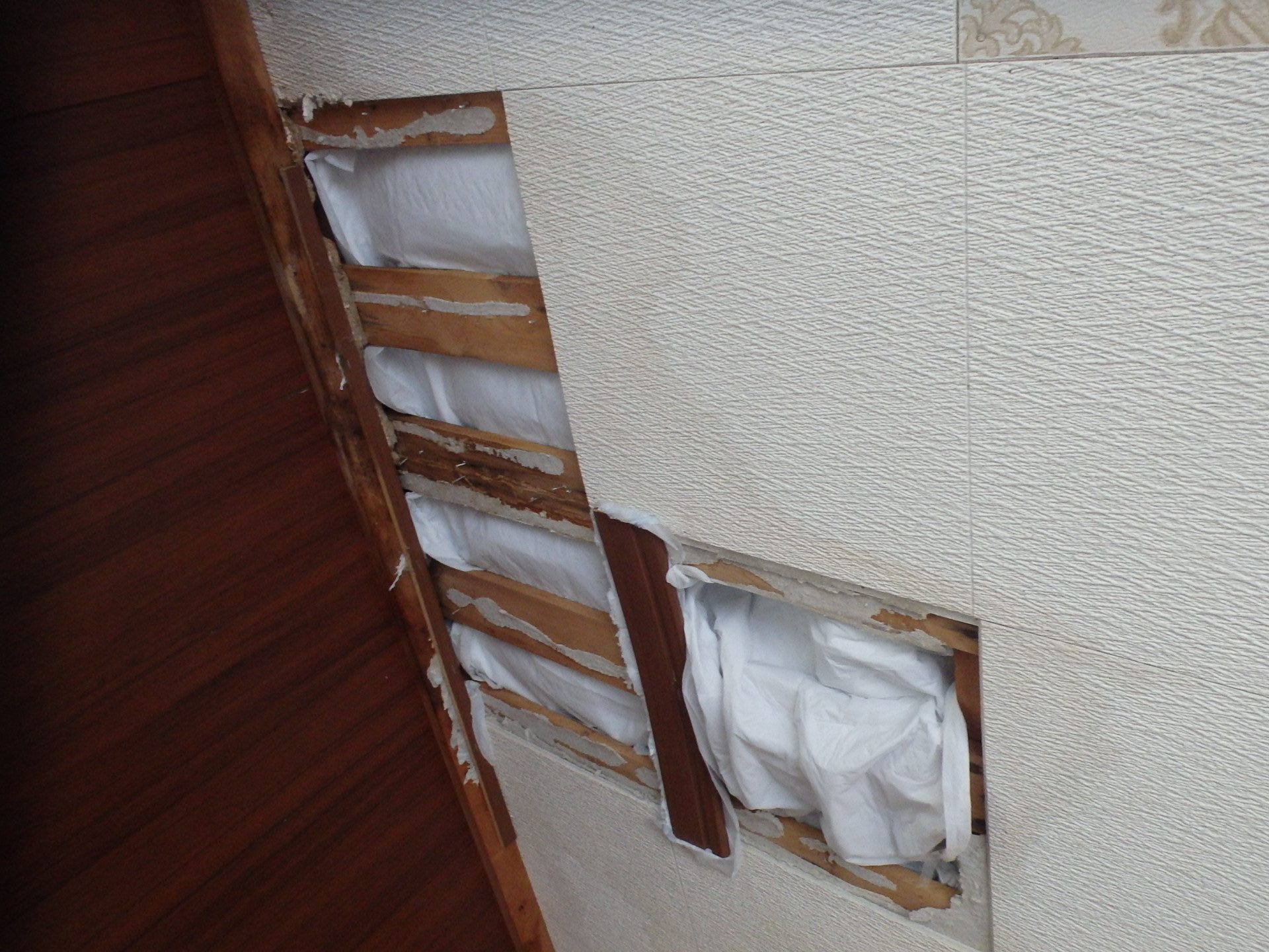 雨漏りを防ぐためにウエスを天井裏に詰め込んである状態