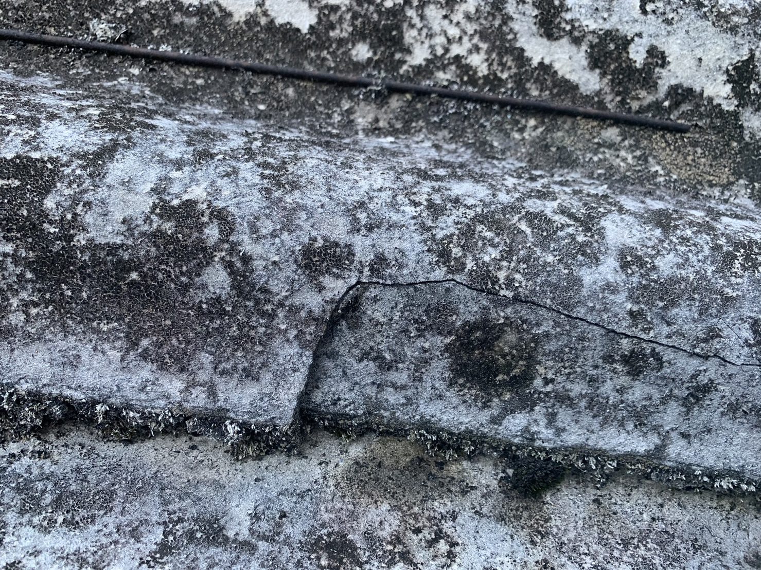 スレート波板屋根のヒビと割れ